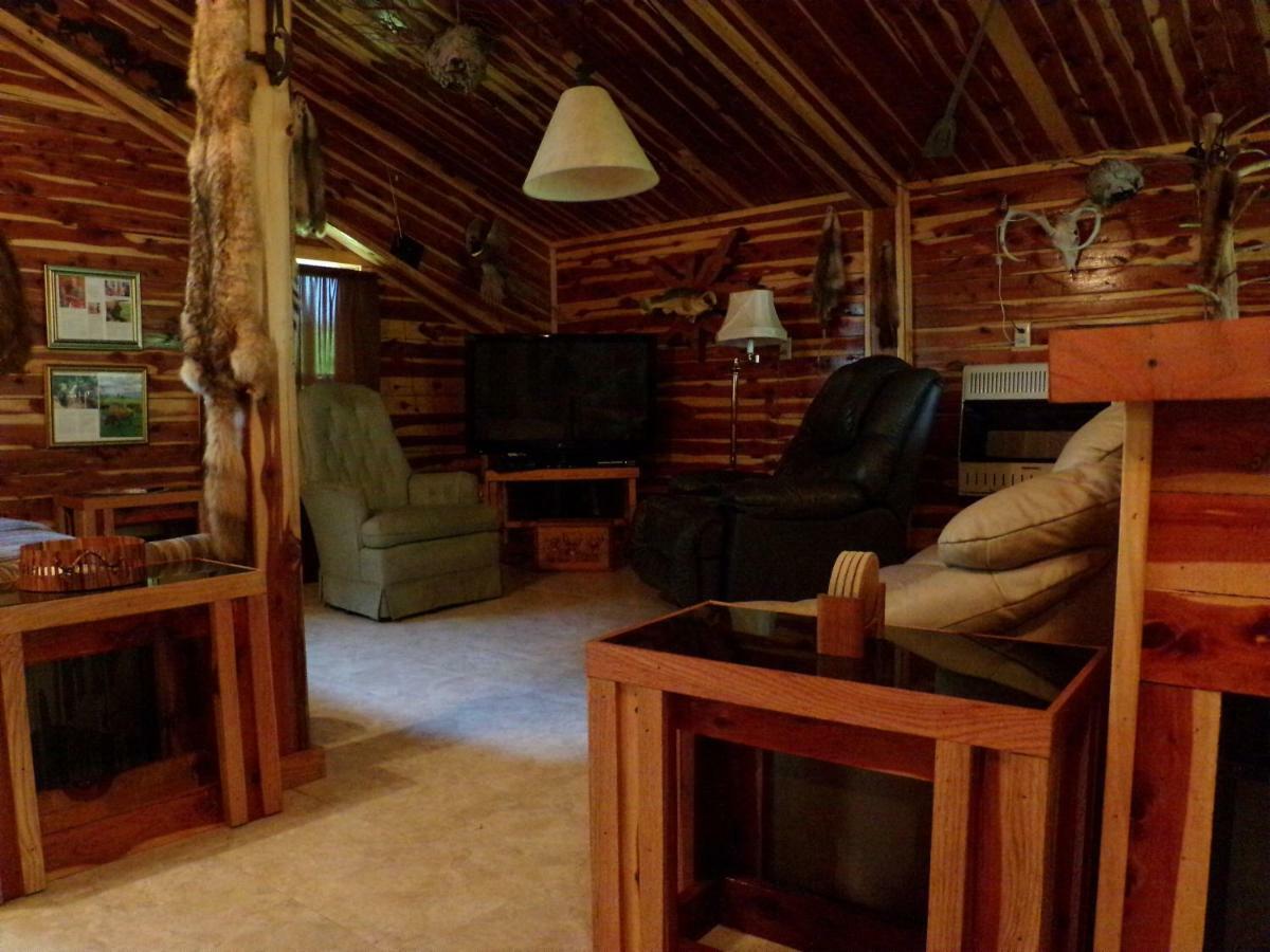 Marshall Cedar Cabin Located On A Buffalo Farm מראה חיצוני תמונה